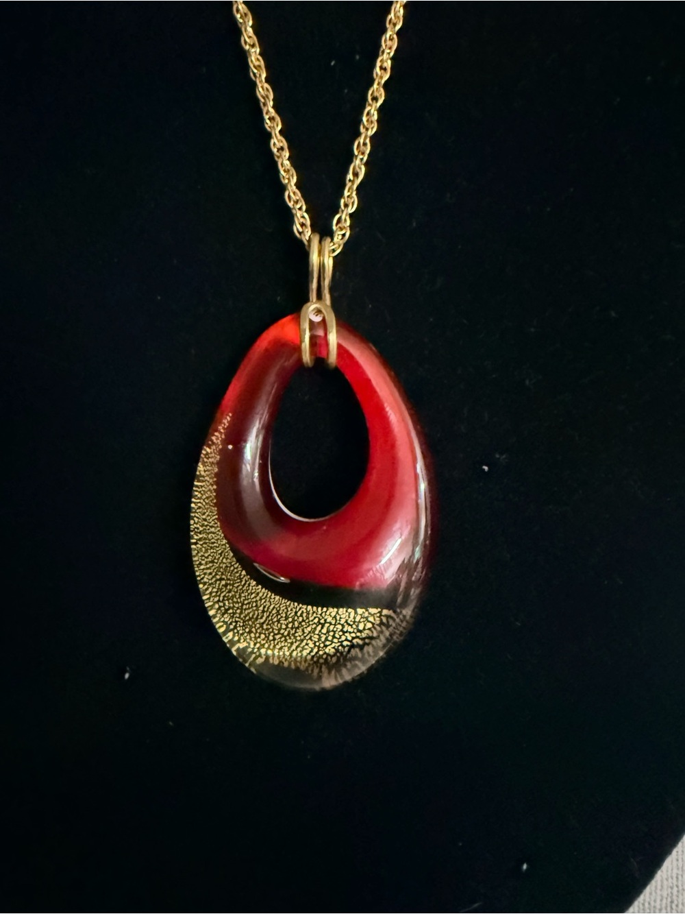 Murano glass pendant stamped Murano Italy, and on a gold tone chain 26” long - Picture 4 of 6